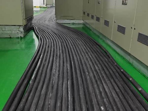 平泉如何根据理论计算公式计算温度对特定电压测量结果的影响？