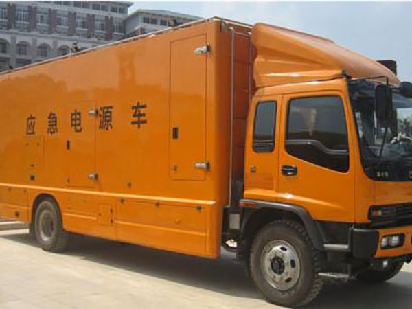 平泉冬季柴油发电机启动前，如何检查燃油系统中的积水？